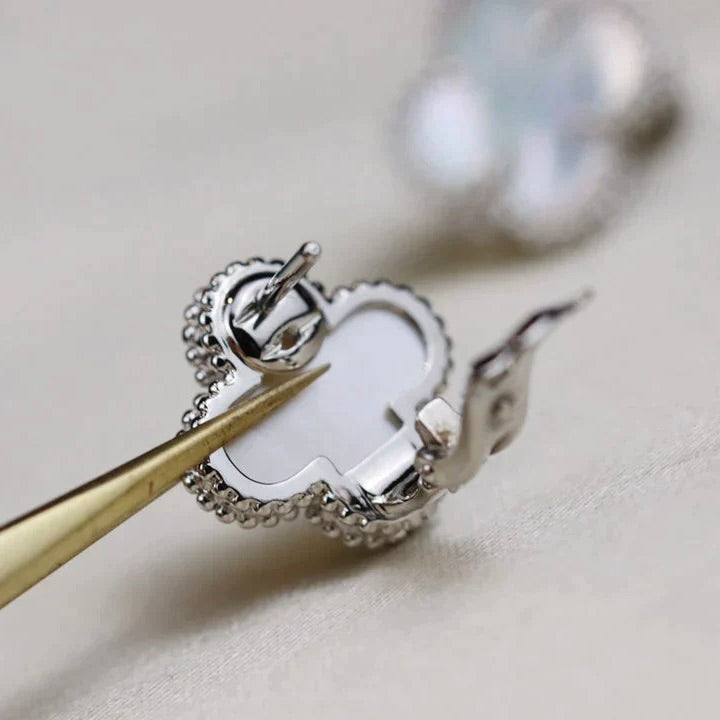 TimiCLOVER MEDIUM 1 MOTIFS  WHITE MOP EARRINGS SILVER