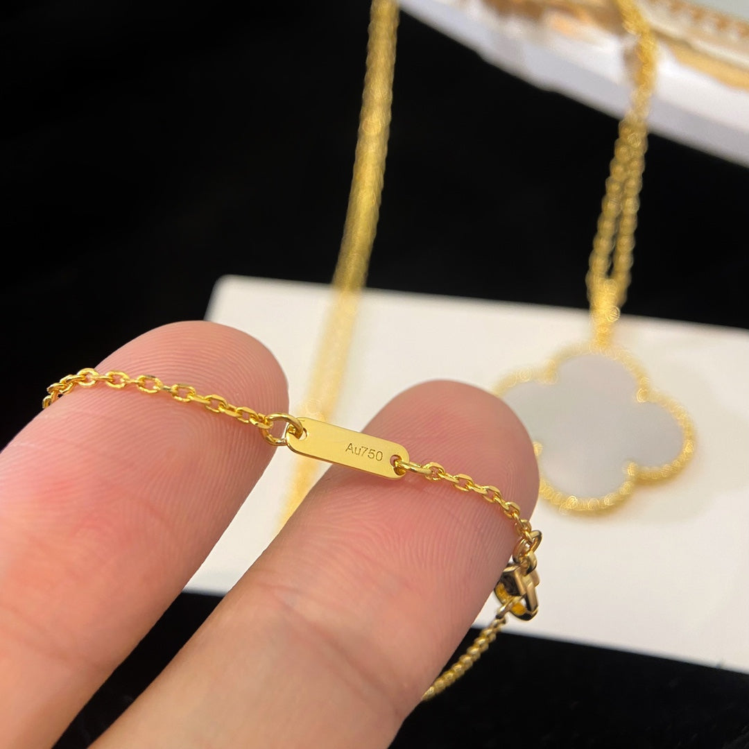 TimiCLOVER 25MM MOP LARGE PENDANT NECKLACE