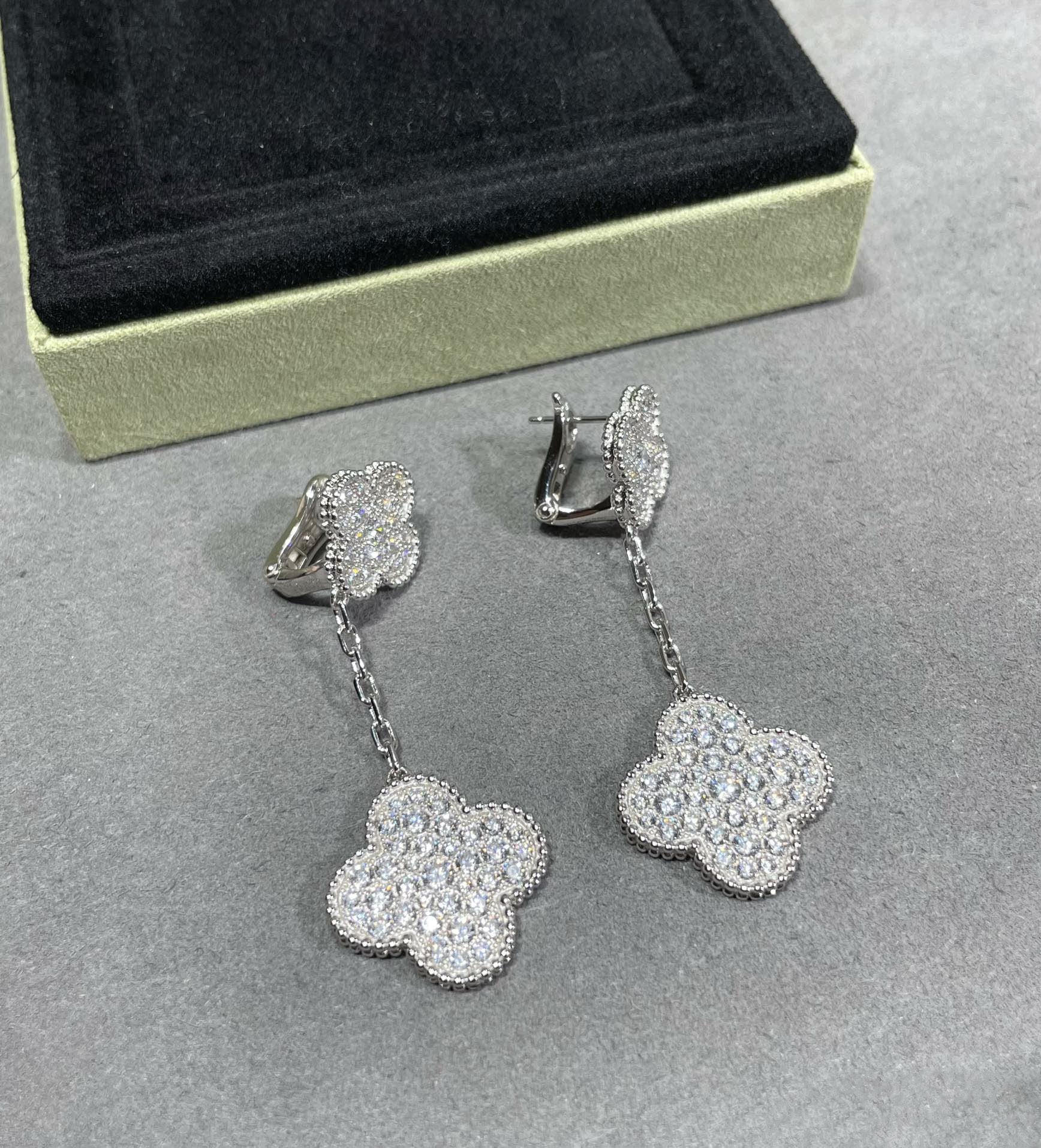 TimiCLOVER 2 MOTIFS DIAMOND PAVED SILVER EARRINGS