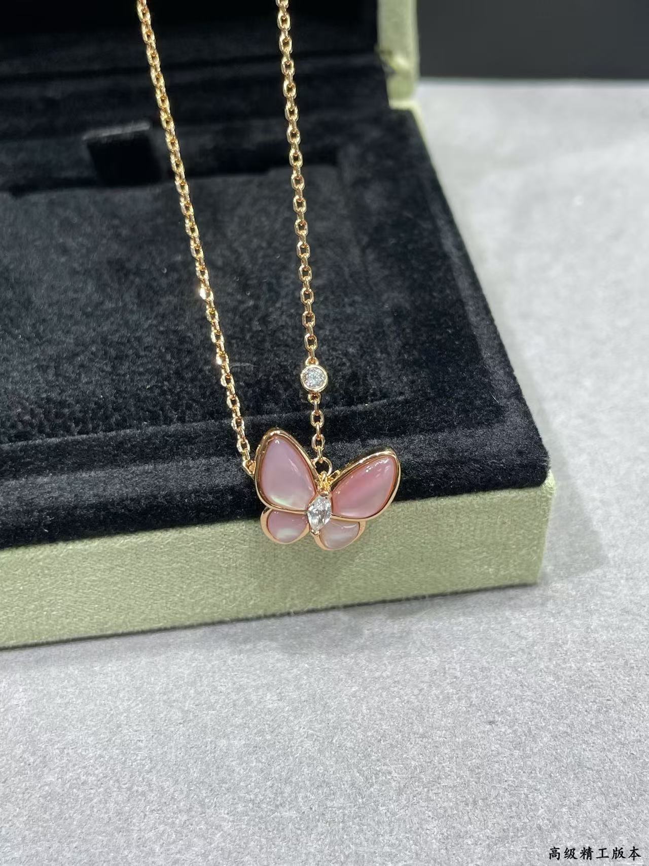 [Timi] BUTTERFLY PINK MOTHER-OF-PEARL DIAMOND NECKLACE