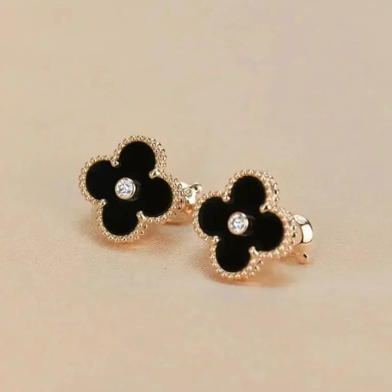 TimiCLOVER MEDIUM 1 MOTIFS ONYX DIAMOND EARRINGS