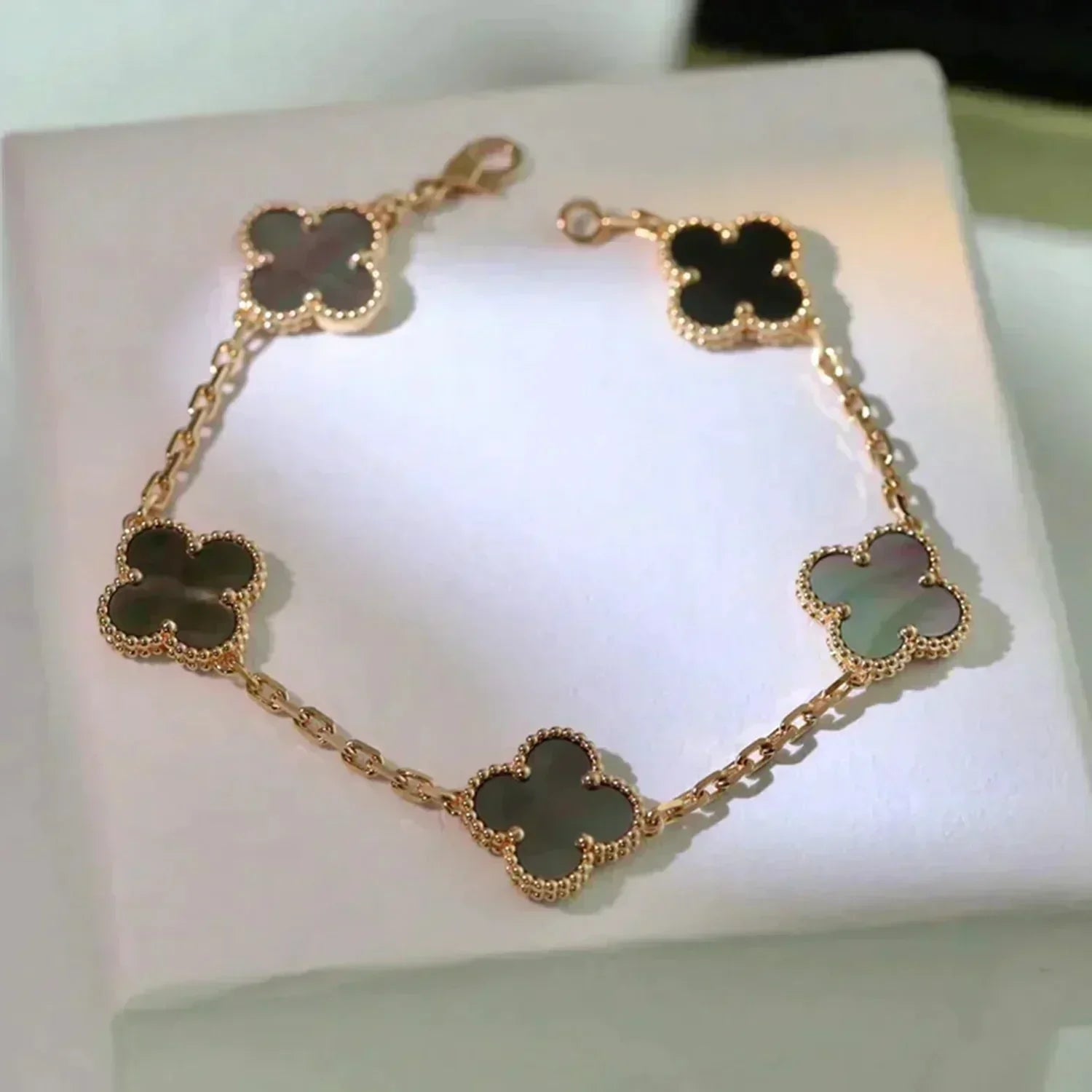 [Timi]New  CLOVER 5 MOTIF GRAY MOP BRACELET COLLECTION