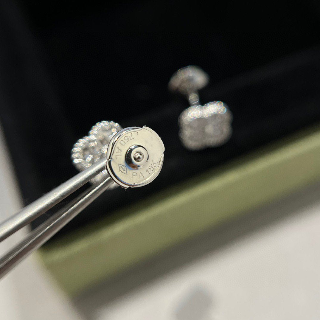 TimiCLOVER MINI DIAMOND STUD EARRINGS