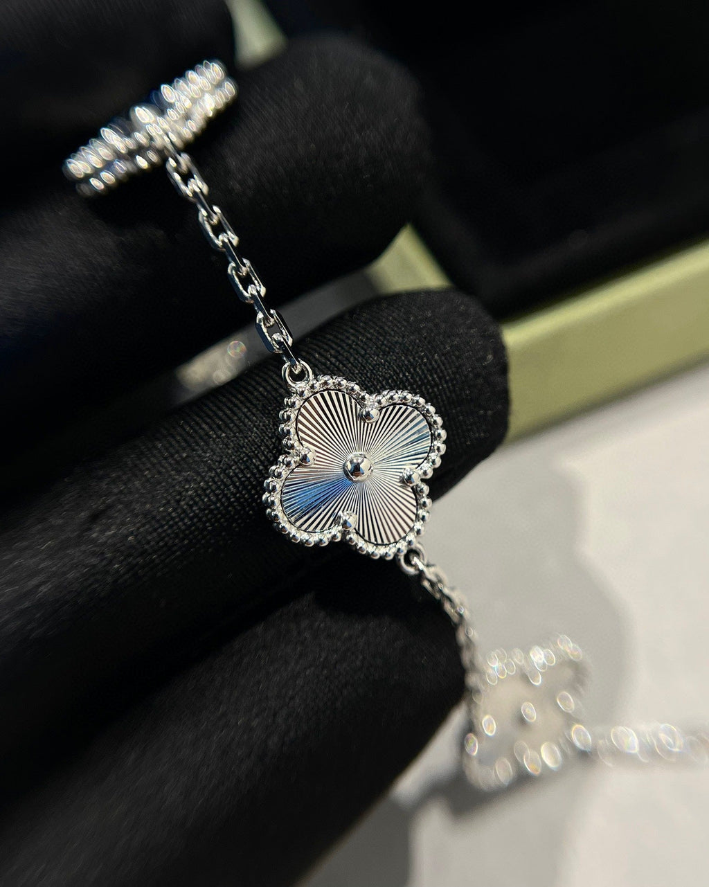 [Timi] CLOVER 5 MOTIF LASER BRACELET COLLECTION