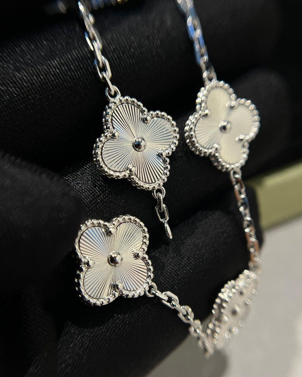 [Timi] CLOVER 5 MOTIF LASER BRACELET COLLECTION